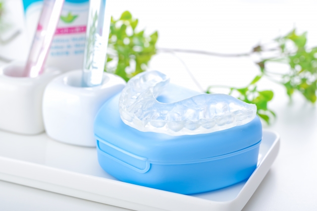 マウスピース矯正の正しい清掃方法とは?清潔に保つ重要性と注意点も解説